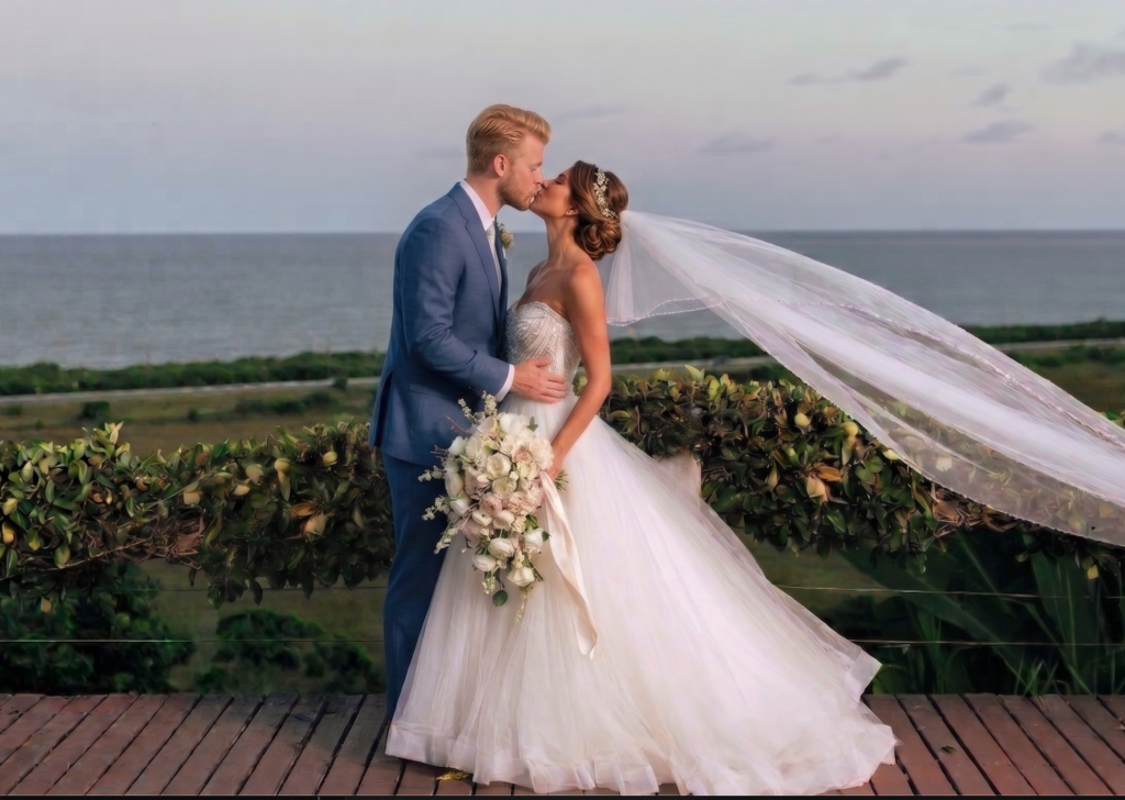 Noivos durante cerimônia intimista na falésia – Destination wedding Bahia