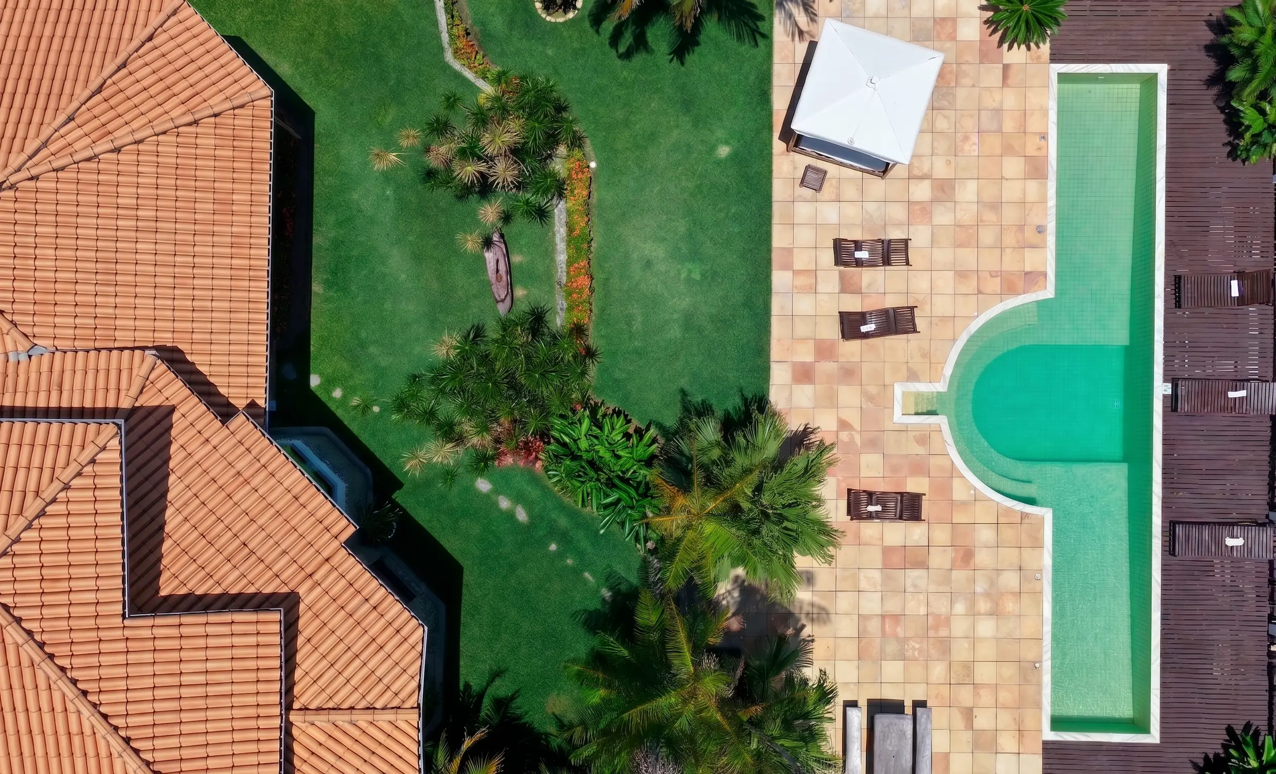 Piscina do hotel boutique Azorai de frente para o oceano