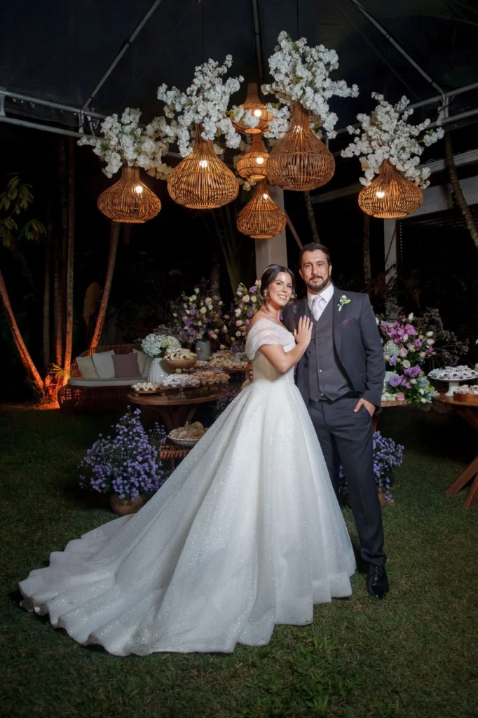 Festa de casamento à noite com iluminação nos jardins do Azorai