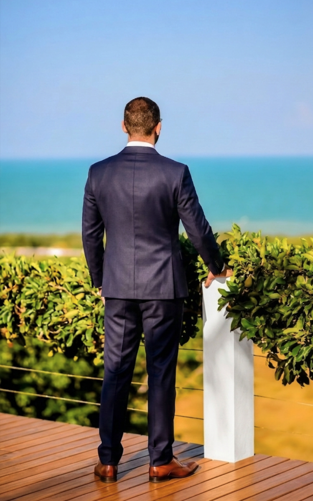 Noivo olhando o mar durante a festa de casamento realizada no Azorai