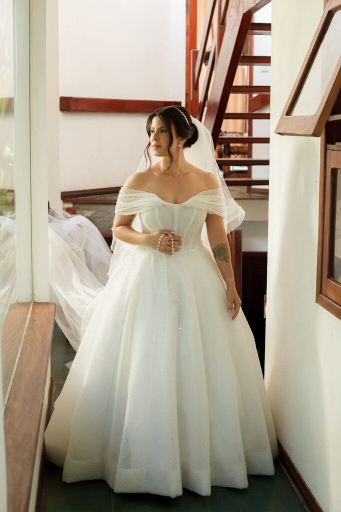 Noiva se preparando para o casamento em Casa Azorai