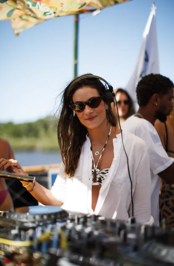 DJ no Amado Réveillon, festa de Ano Novo em Santo André, Bahia, a poucos minutos do Azorai