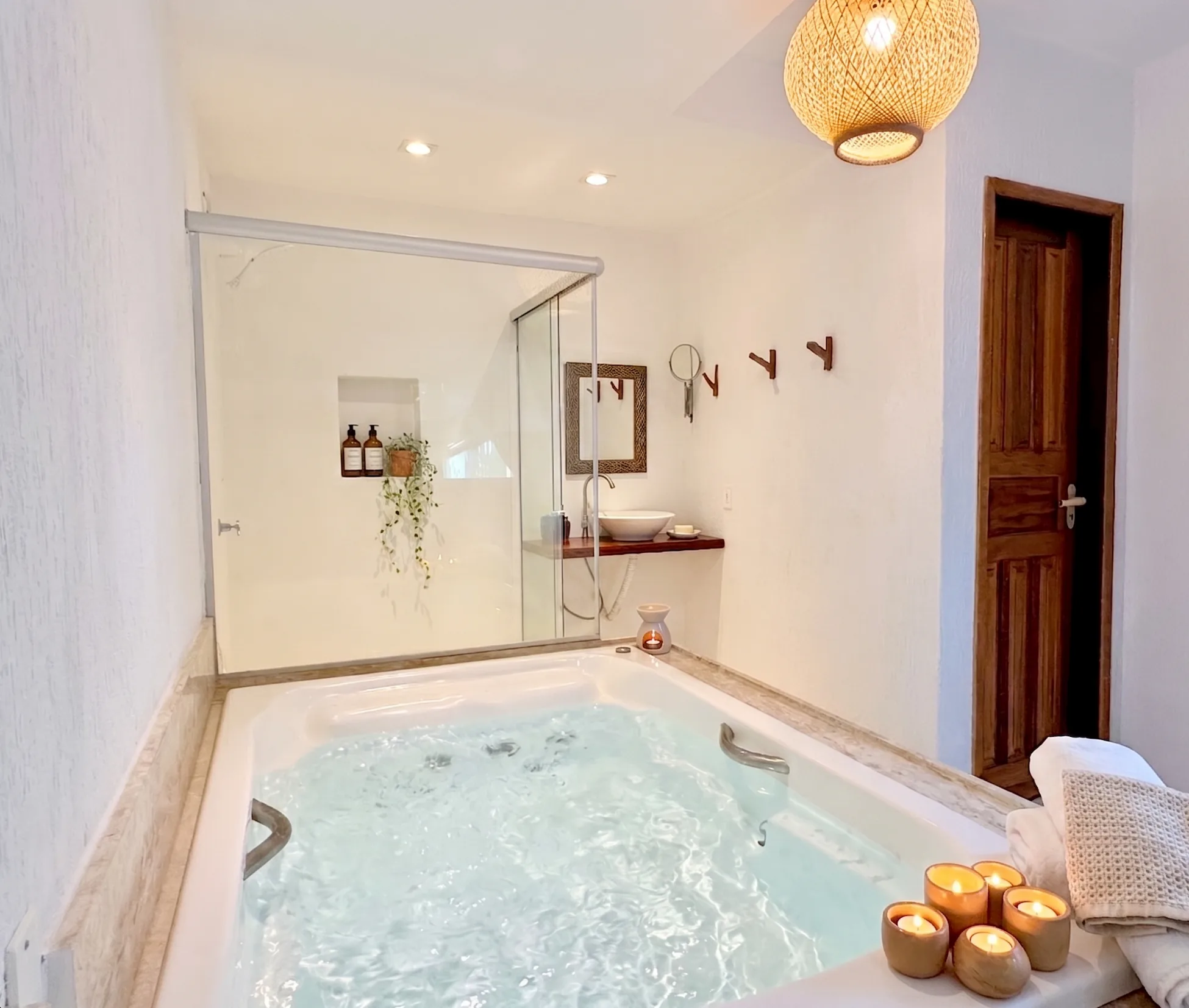 Baignoire jacuzzi avec bougies dans la Suite Deluxe de l’Azorai