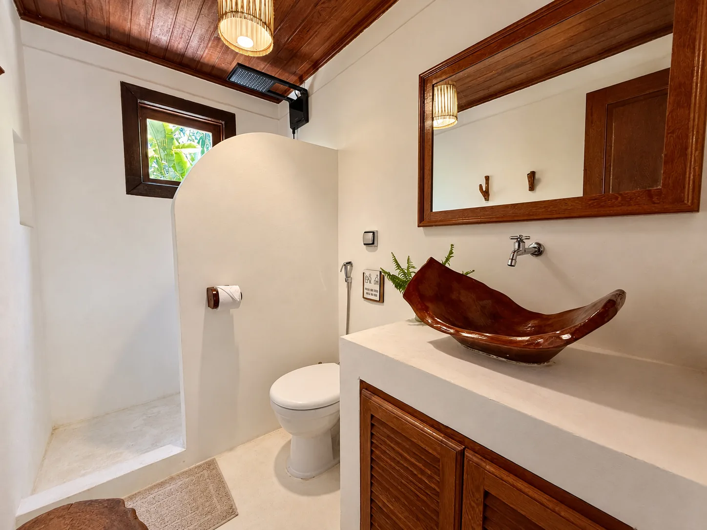 Salle de bain de la Suite Familiale de l’Azorai avec vasque en bois et douche