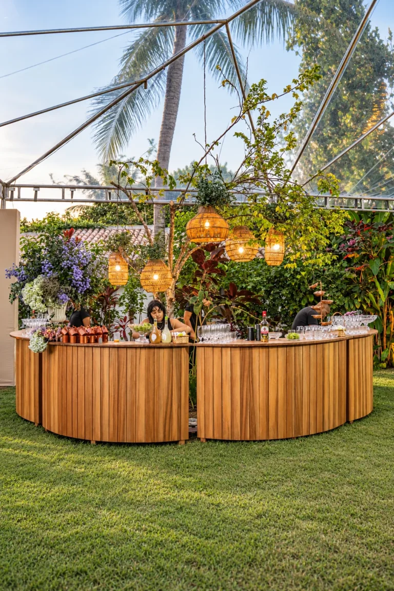 Bar redondo de madeira com luminárias de palha no gramado, em casamento no Azorai