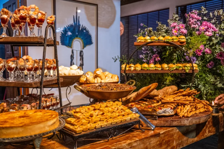 Buffet de doces e salgados com flores em festa de casamento no Azorai