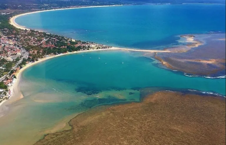 Caminho de Moisés na maré baixa em Coroa Vermelha, Santa Cruz Cabrália