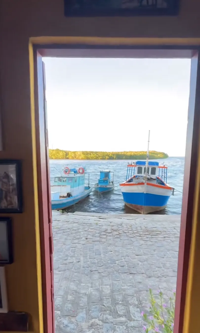 Barcos de pesca en el río João de Tiba vistos desde el centro histórico de Santa Cruz Cabrália