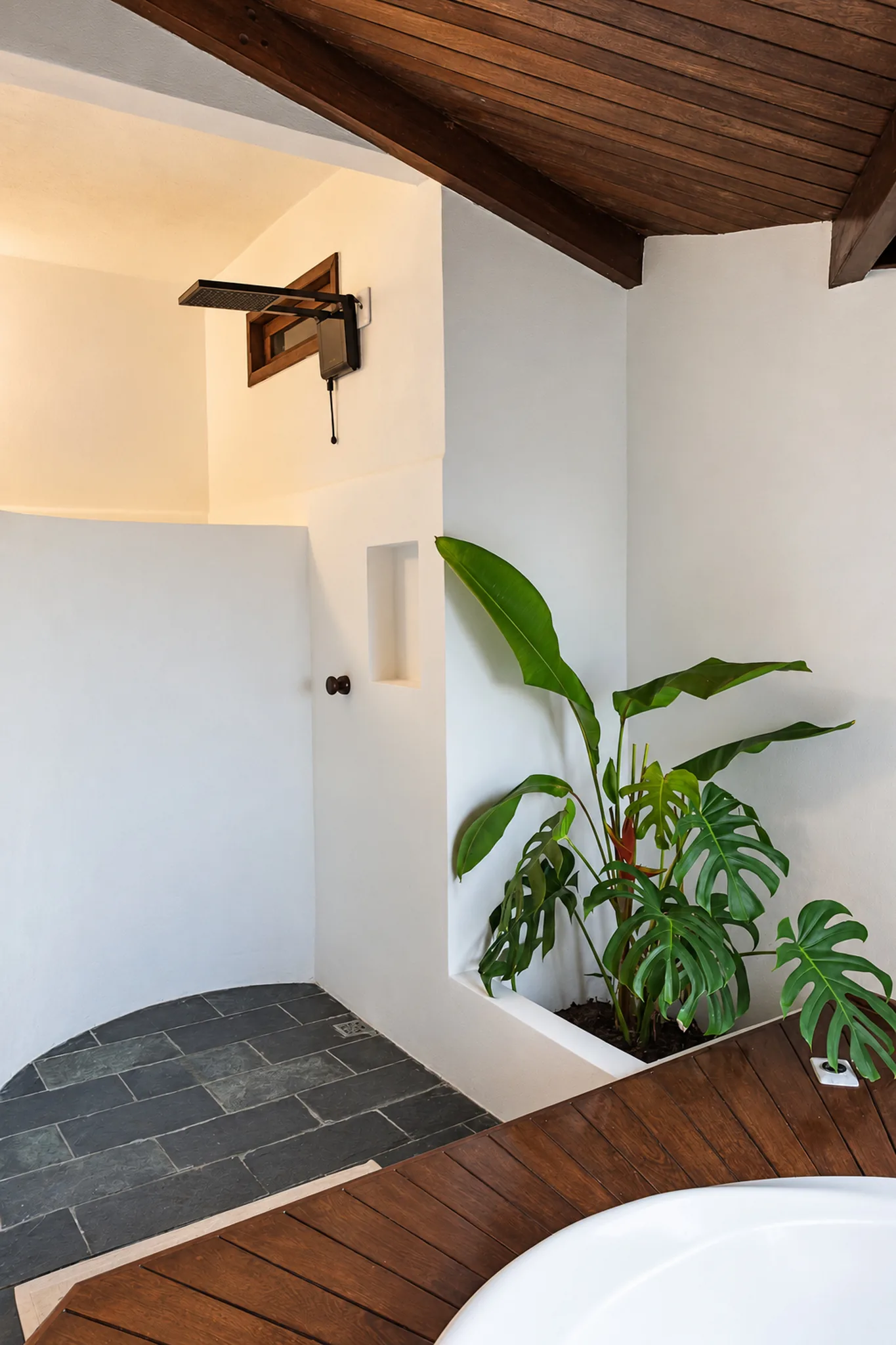 Douche avec sol en ardoise et plantes dans la Suite Vue Mer de l’Azorai