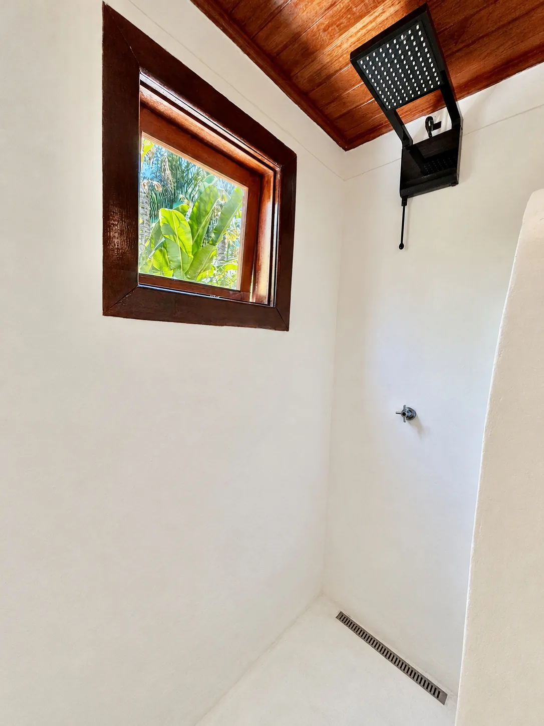 Douche avec fenêtre sur le jardin dans la Suite Familiale de l’Azorai