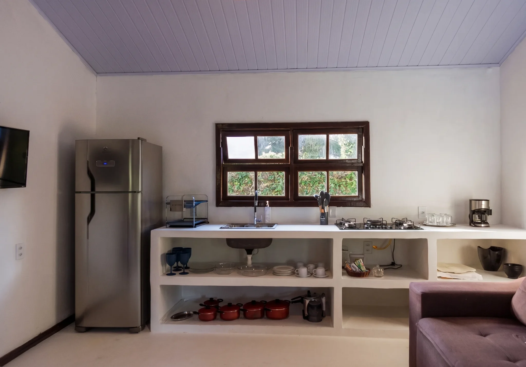 Cuisine équipée avec réfrigérateur et cuisinière dans le Chalet pour 6 personnes de l’Azorai
