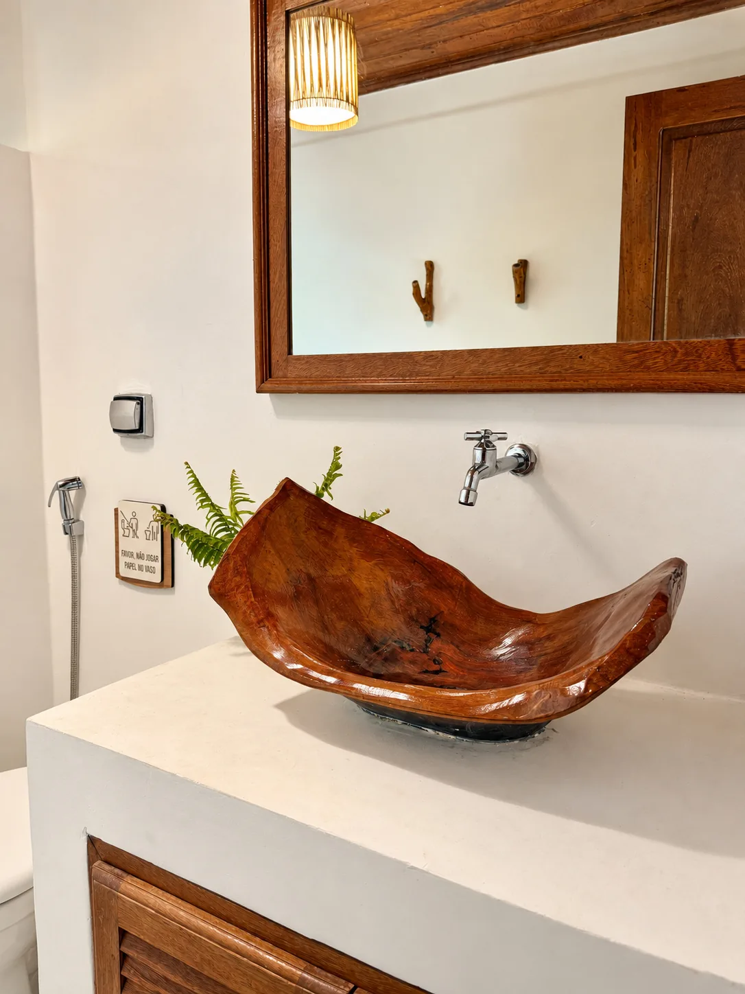 Vasque en bois sculpté dans la salle de bain de la Suite Familiale de l’Azorai