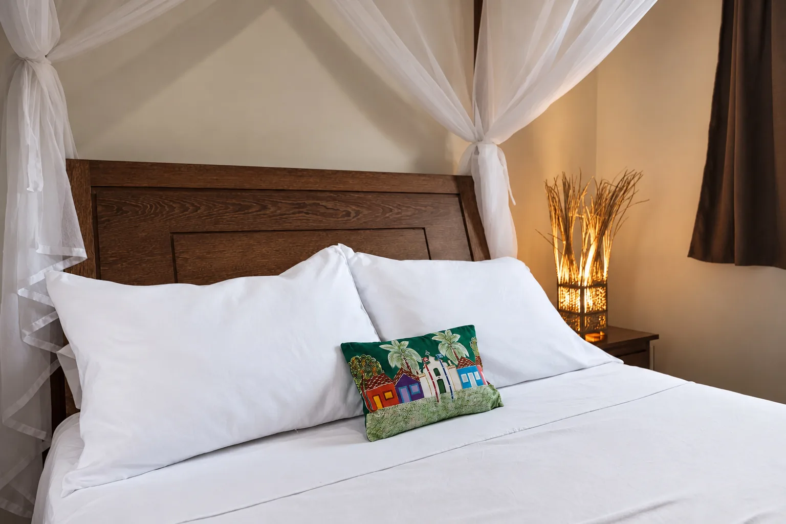 Détail du lit double avec coussin brodé dans la Suite Familiale de l’Azorai