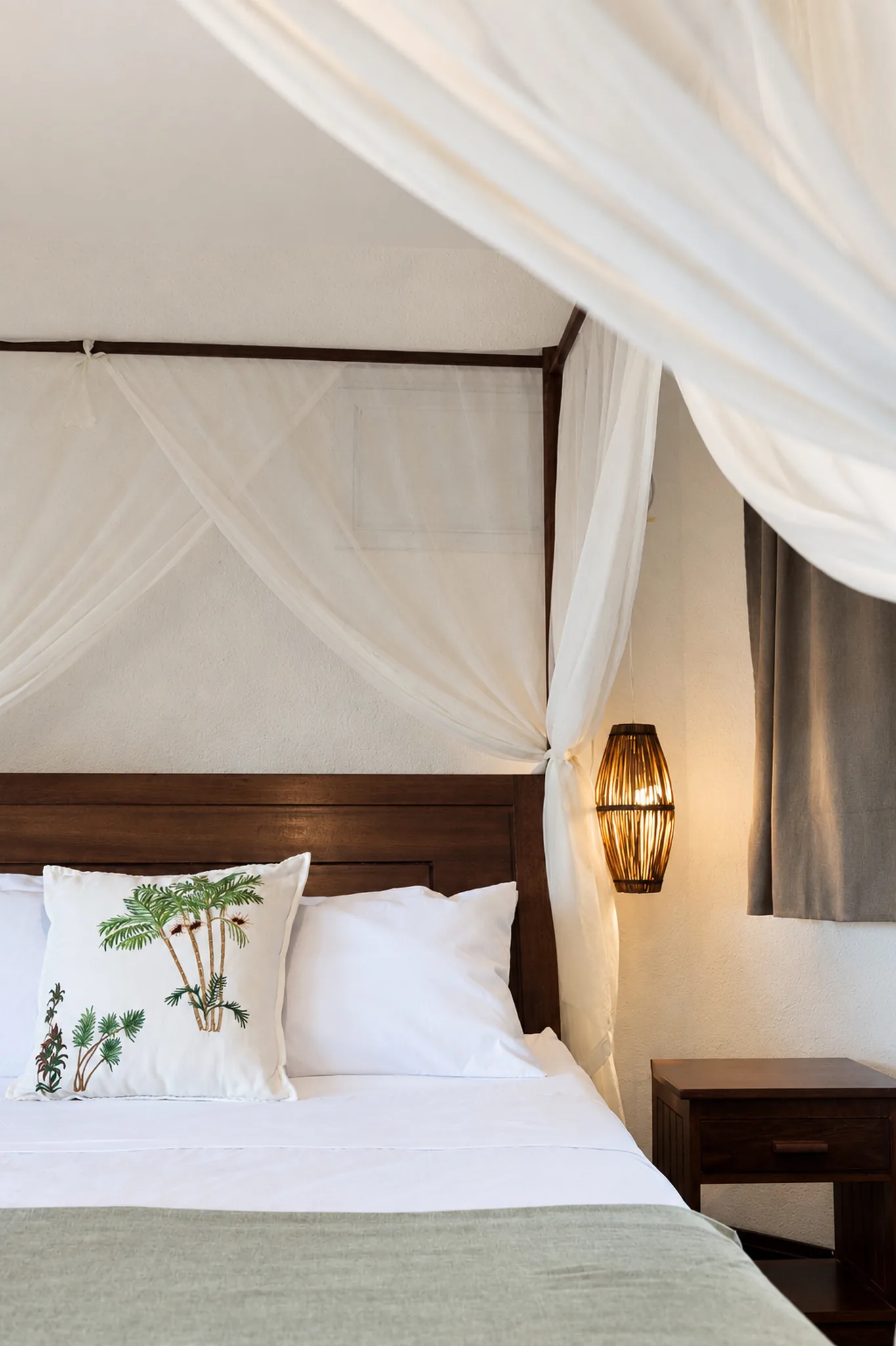 Détail du baldaquin et du coussin brodé dans la Suite Vue Mer de l’Azorai