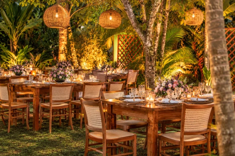 Jantar de casamento à noite com lanternas de palha e velas no jardim tropical do Azorai