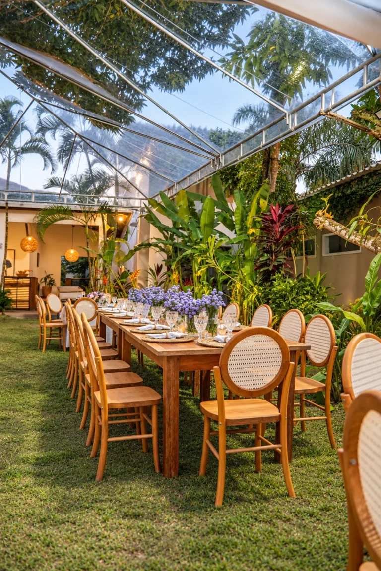 Mesa imperial para mini wedding sob tenda transparente no jardim tropical do Azorai