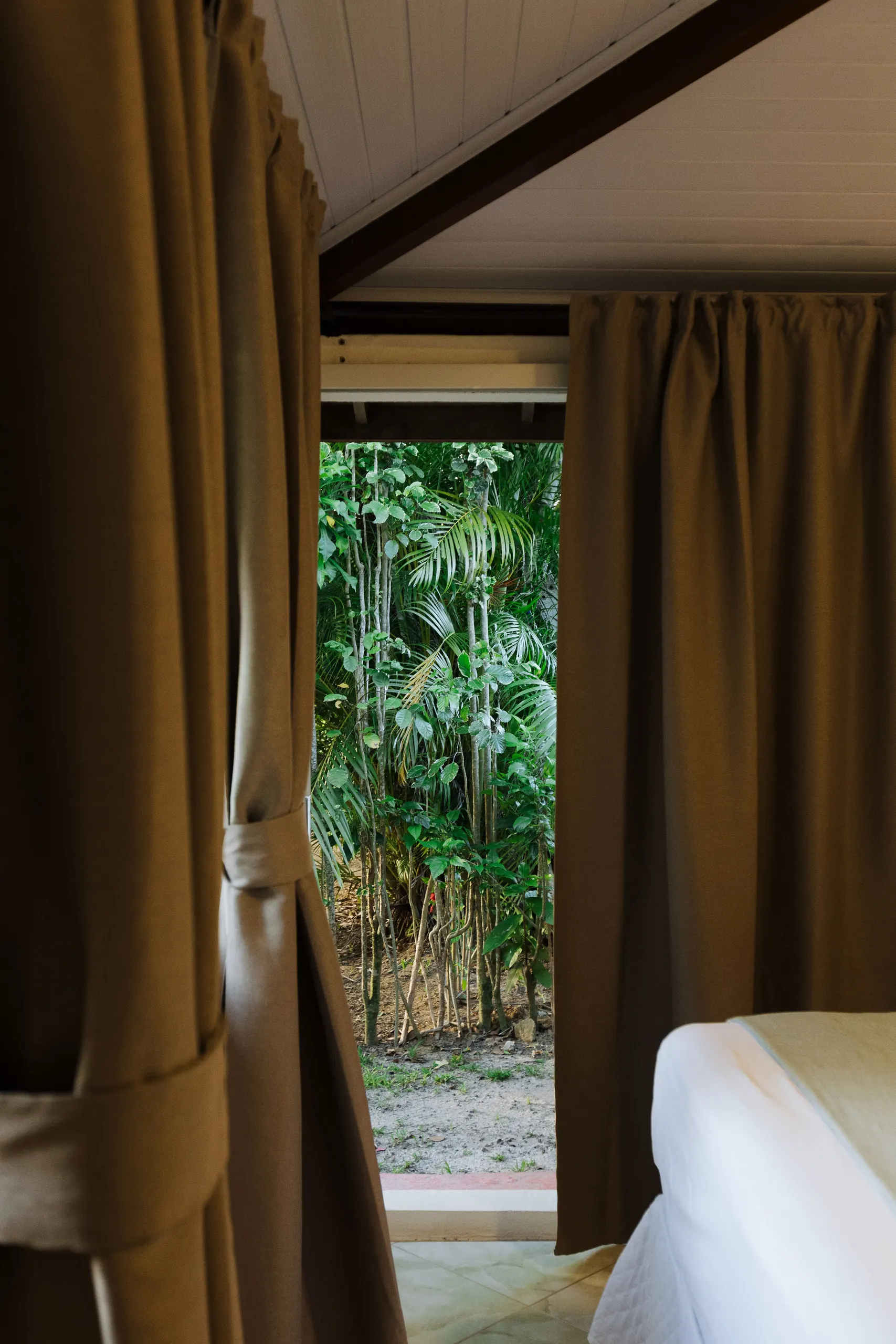Porta do Chalé para 5 pessoas do Azorai aberta para o jardim tropical