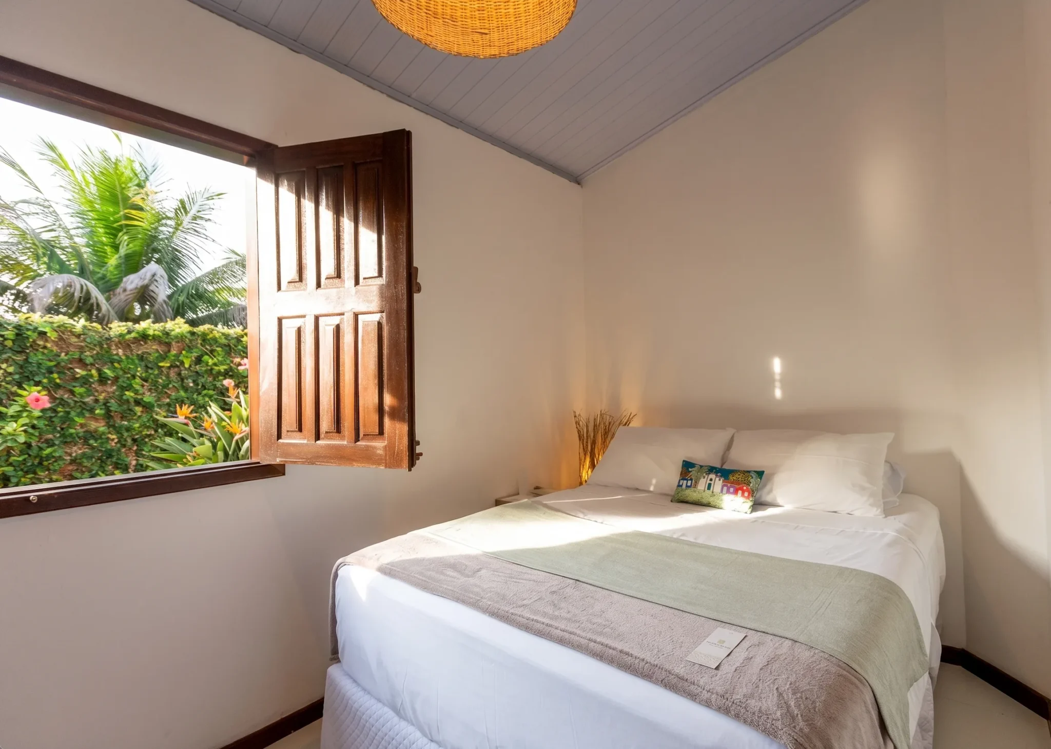 Chambre double avec fenêtre en bois dans le Chalet pour 6 personnes de l’Azorai