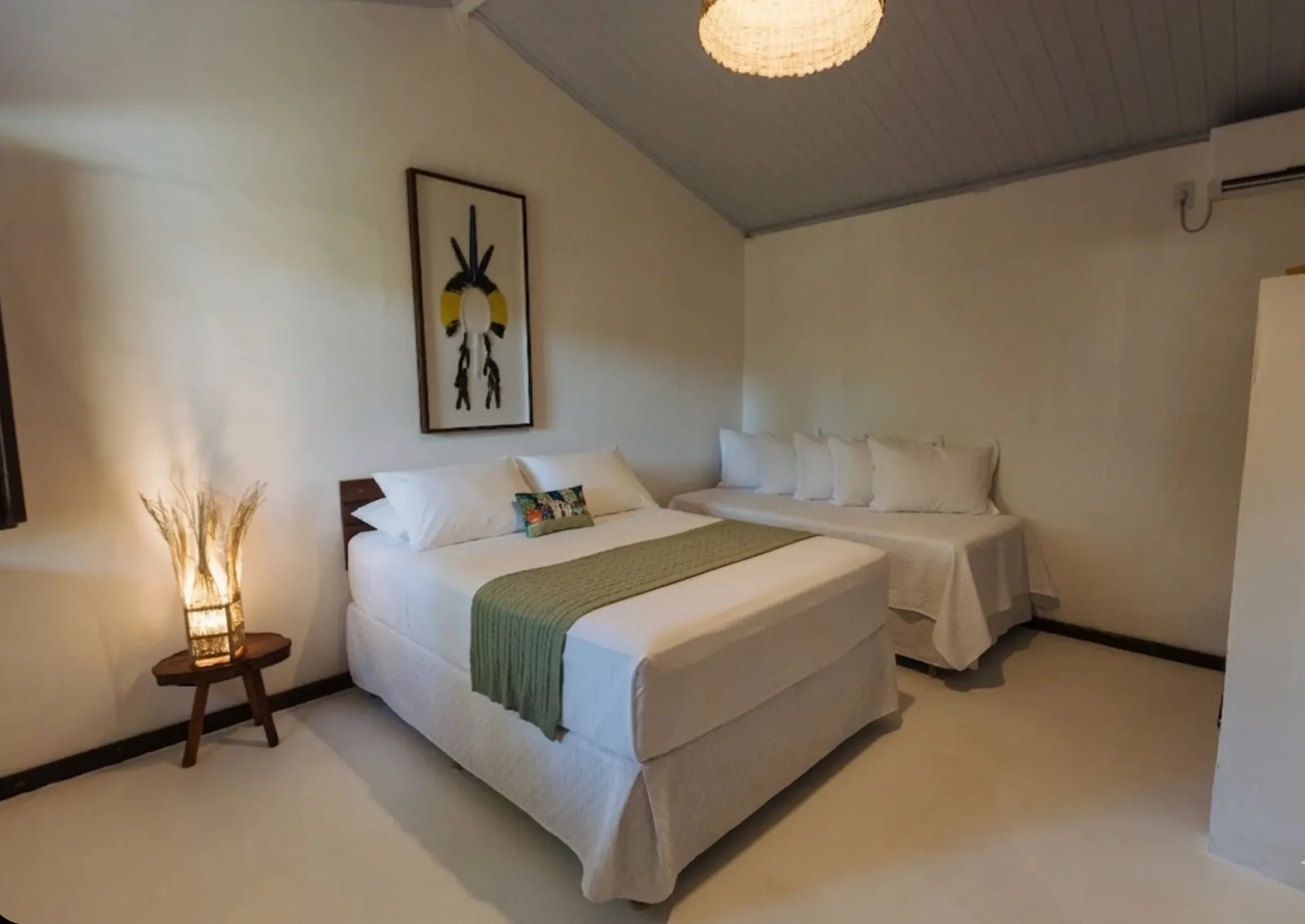 Chambre avec un lit double et un lit simple dans le Chalet pour 6 personnes de l’Azorai