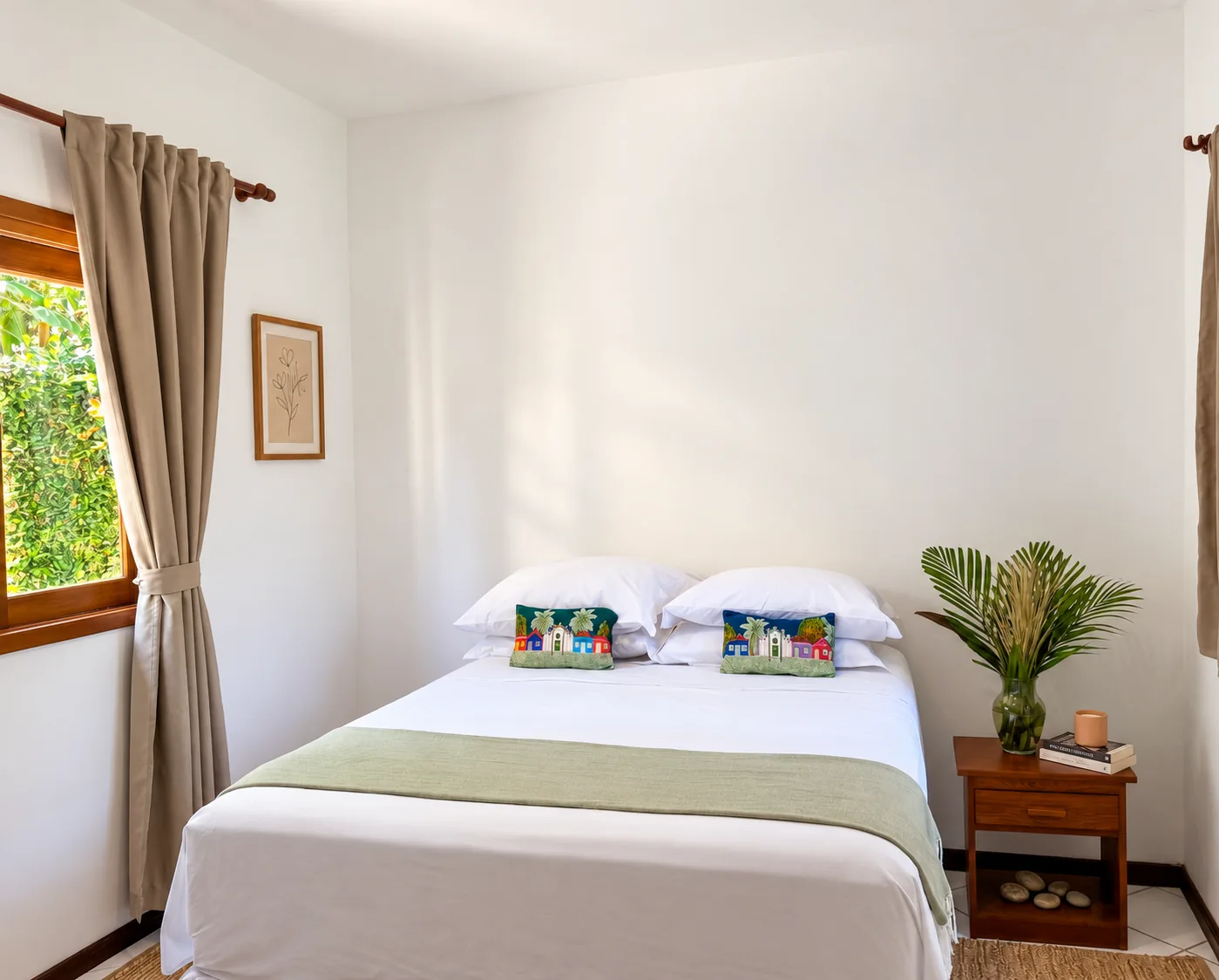 Chambre double avec fenêtre sur le jardin dans la Suite Familiale de plain-pied de l’Azorai