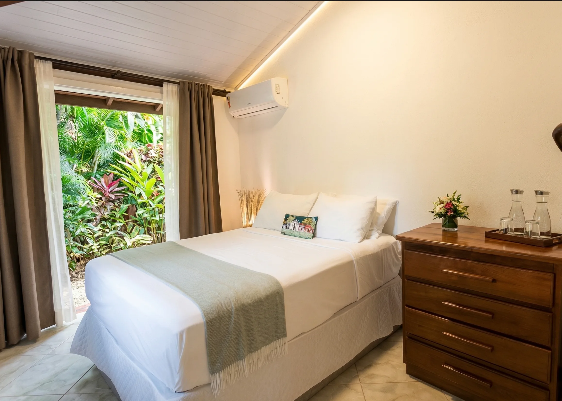 Quarto com janela para o jardim tropical no Chalé para 5 pessoas do Azorai