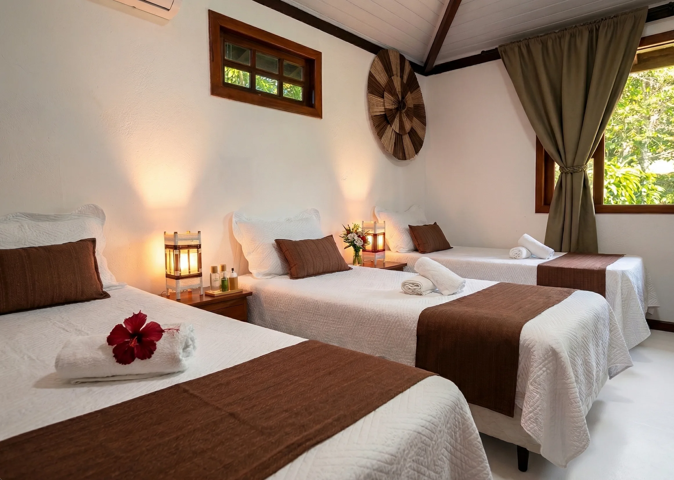 Quarto com três camas de solteiro no Chalé para 5 pessoas do Azorai