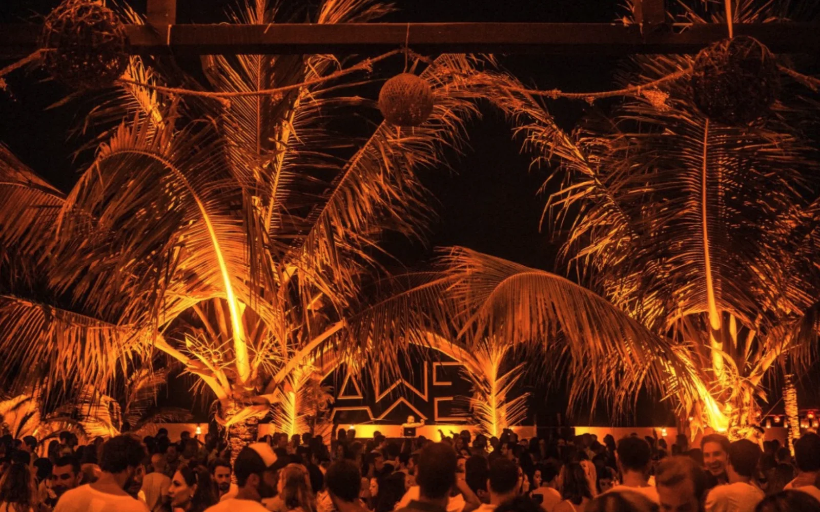 Festa AWE no Réveillon de Caraíva, na Bahia, com palco entre coqueiros iluminados