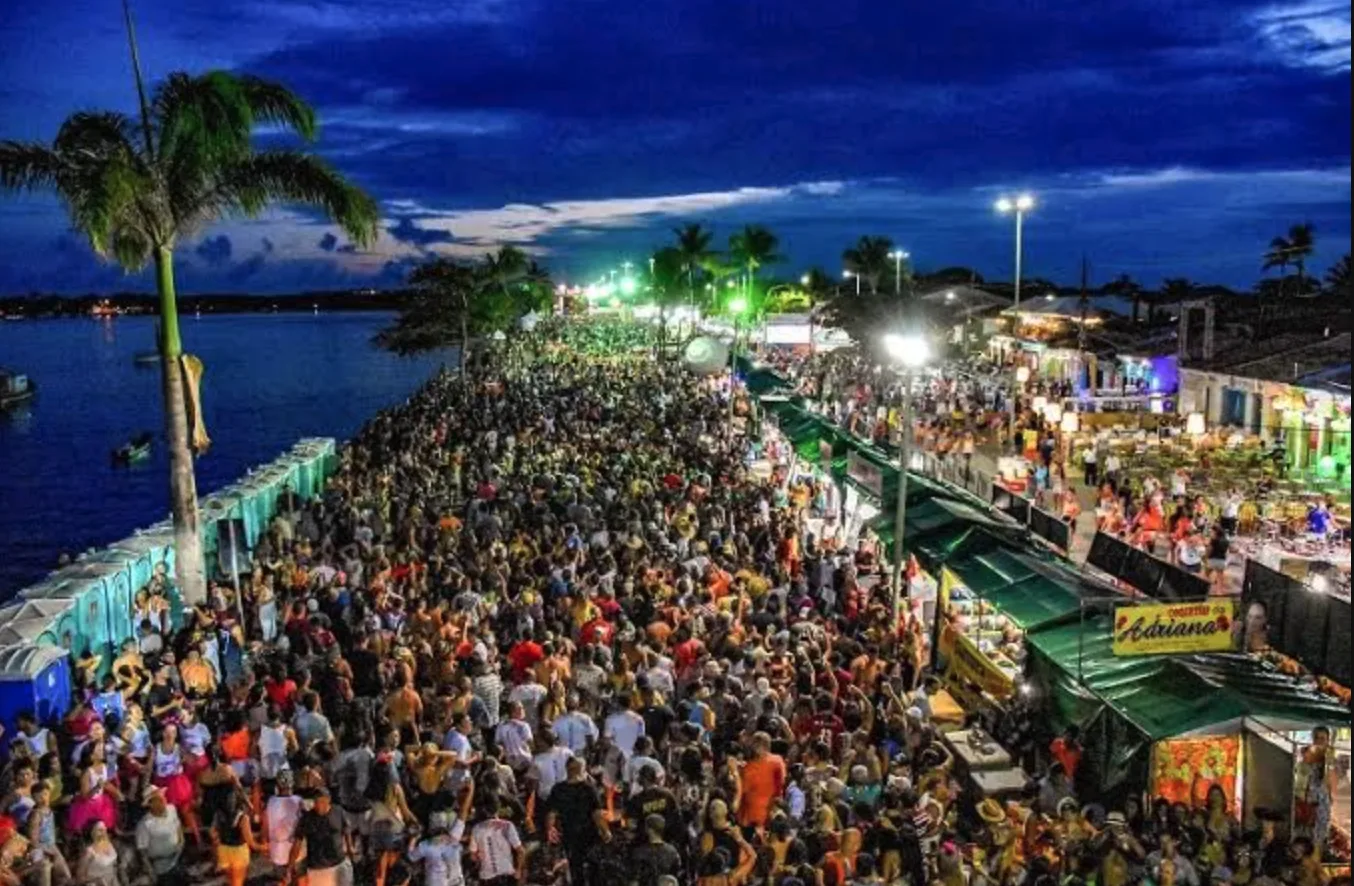 Réveillon na Passarela da Cultura, em Porto Seguro: milhares de pessoas na orla do rio Buranhém, a cerca de 22 km do Azorai Hotel Boutique
