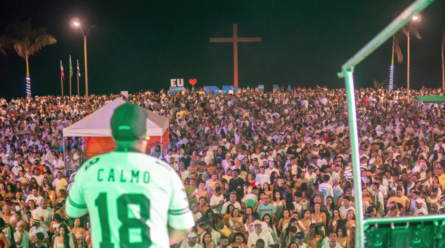 Réveillon 2026 en la plaza de Santa Cruz Cabrália: fiesta pública con miles de personas vestidas de blanco, cerca de Azorai