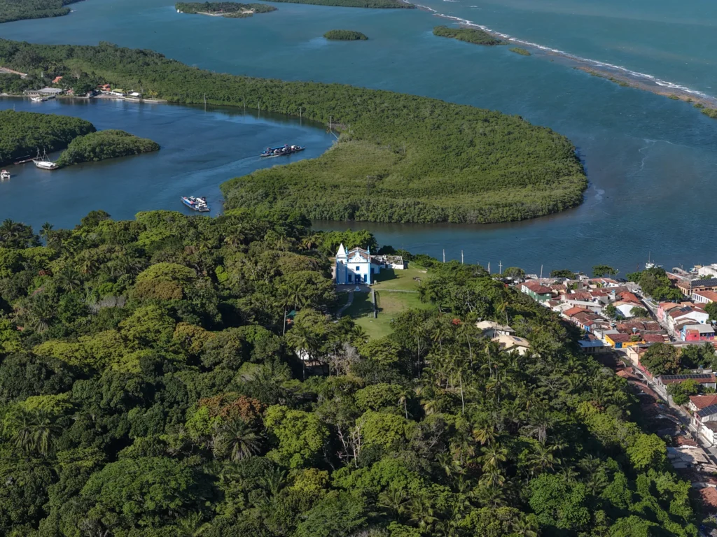 Rio João de Tiba com a igreja da Cidade Alta e a balsa para Santo André, em Santa Cruz Cabrália