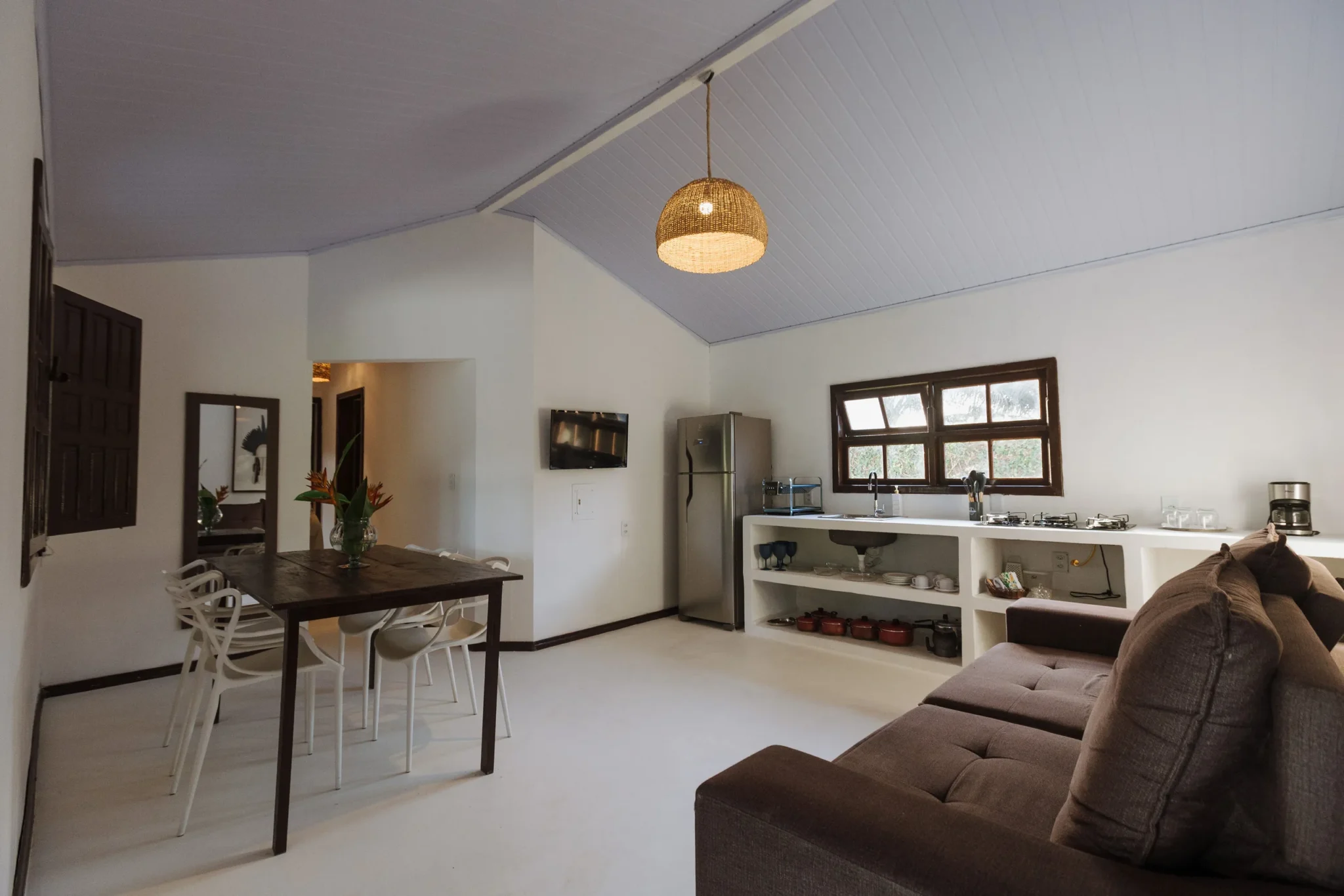 Séjour ouvert avec cuisine et table à manger dans le Chalet pour 6 personnes de l’Azorai