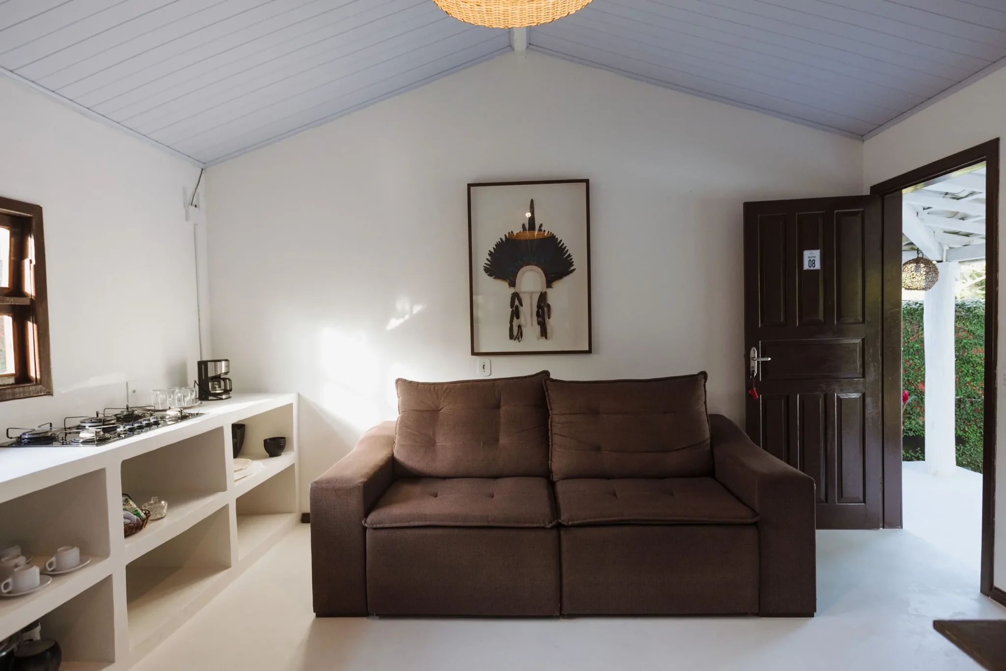 Salon avec canapé et cuisine dans le Chalet pour 6 personnes de l’Azorai