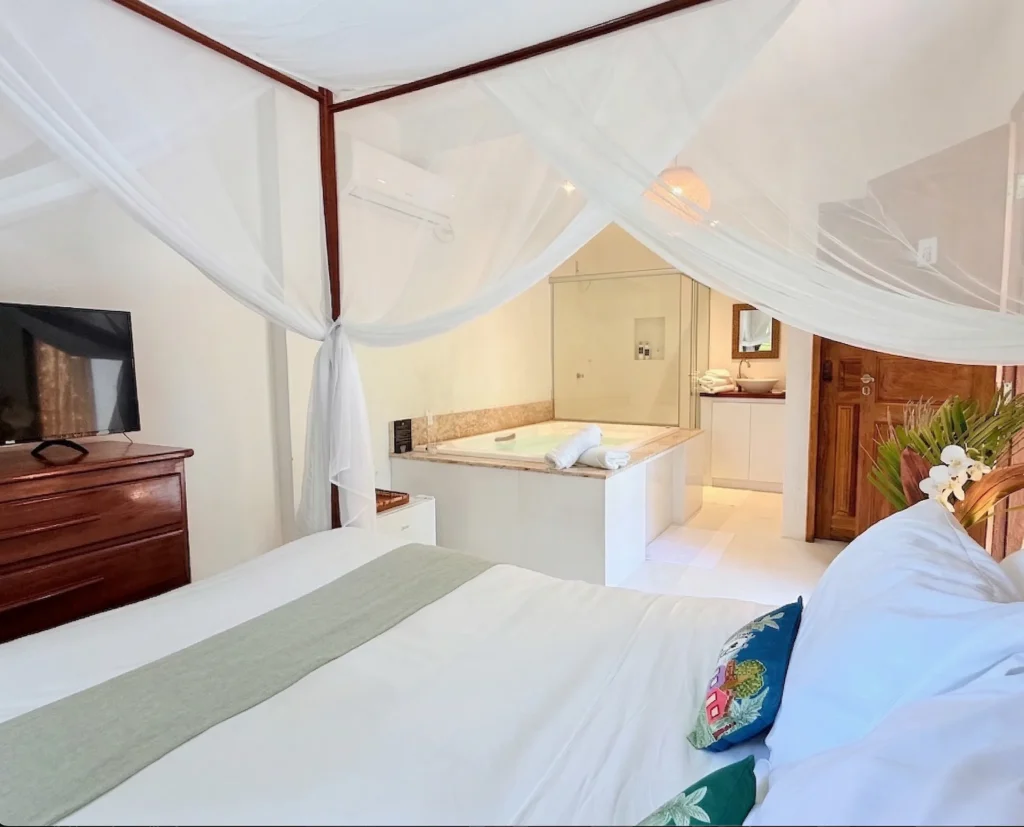 Deluxe-Suite des Azorai mit Himmelbett und Whirlpool in Santa Cruz Cabrália
