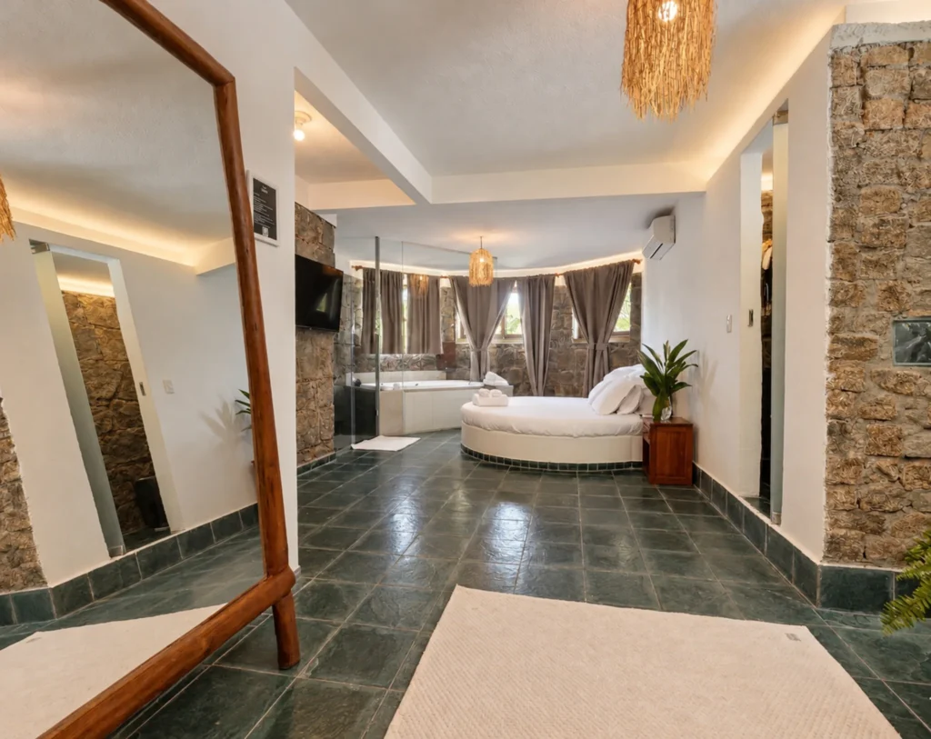 Weitwinkelansicht der Premium-Suite des Azorai mit Naturstein in Santa Cruz Cabrália