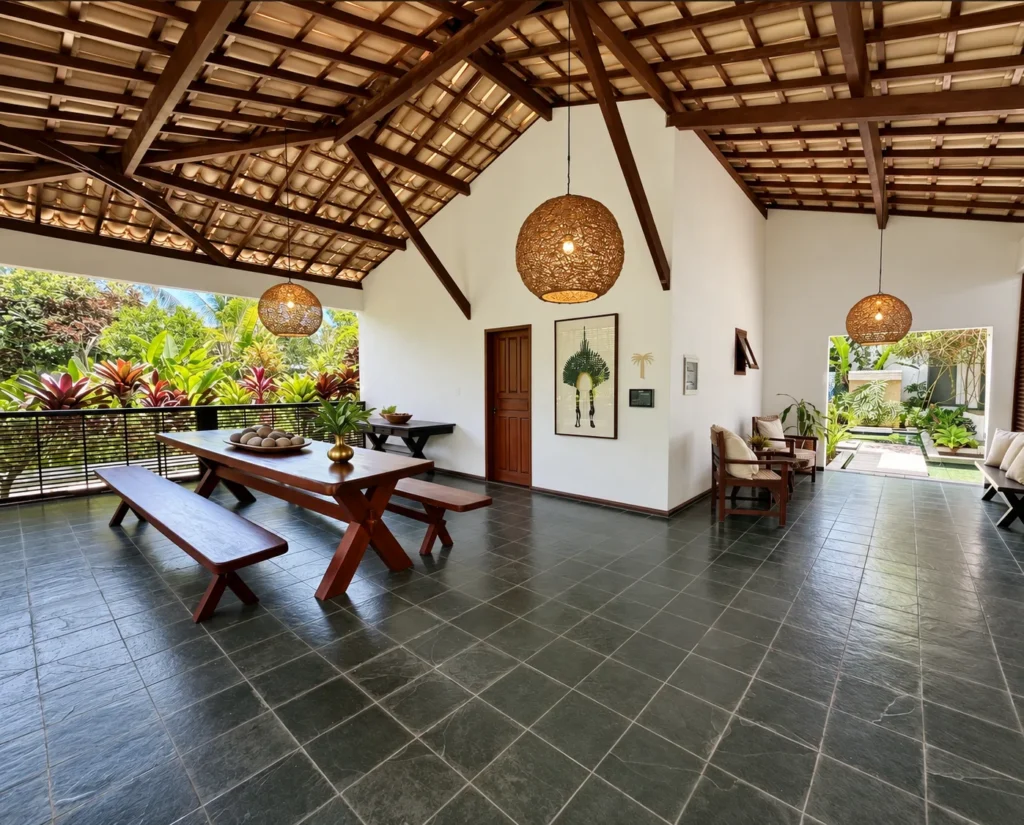 Covered veranda with a wooden table for groups at Azorai Hotel Boutique, in Santa Cruz Cabrália