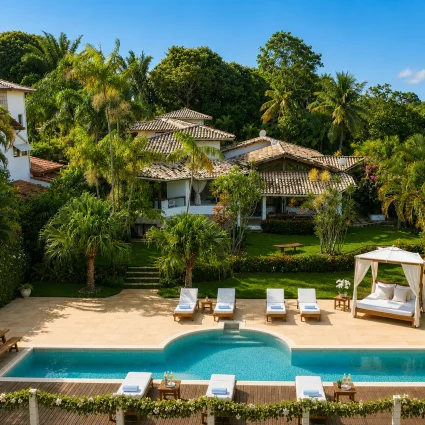 Pool mit Meerblick und Sonnenliegen im Azorai Hotel Boutique, nahe Porto Seguro